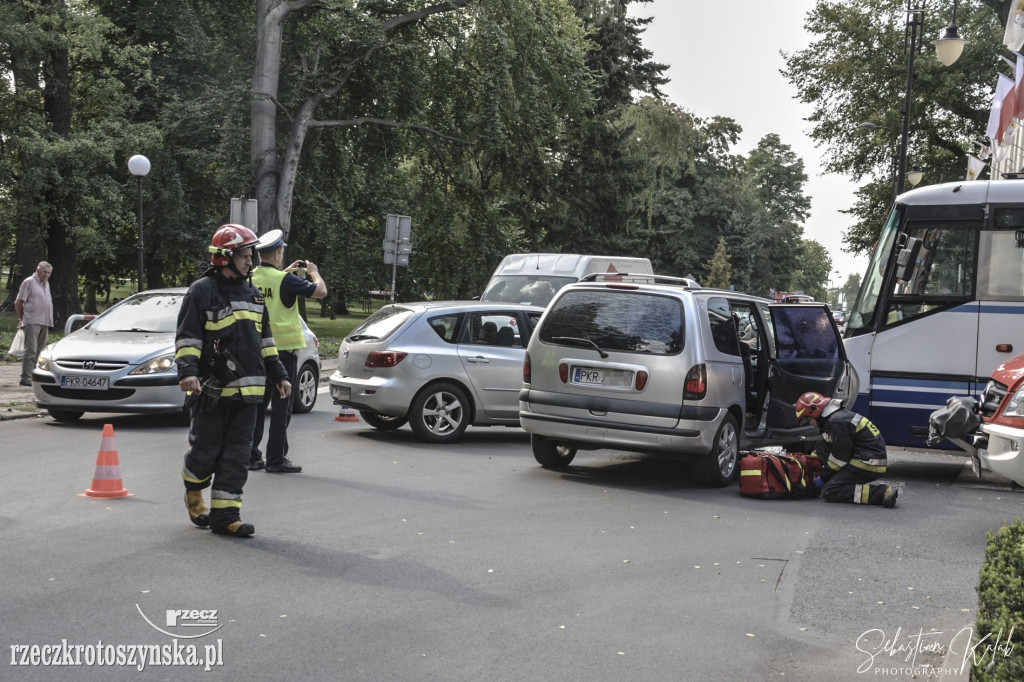 Zderzenie autobusu z dwoma samochodami