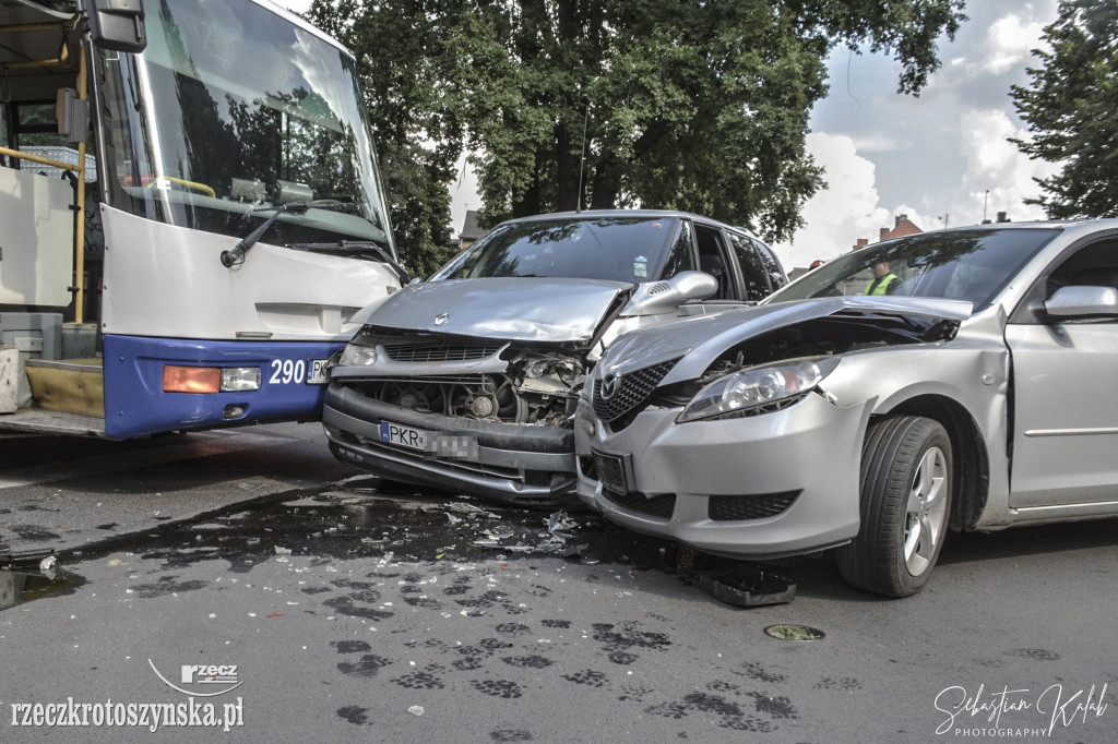 Zderzenie autobusu z dwoma samochodami
