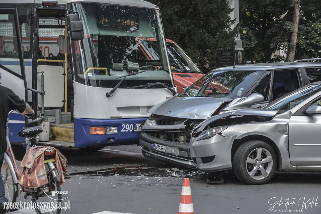 Zderzenie autobusu z dwoma samochodami