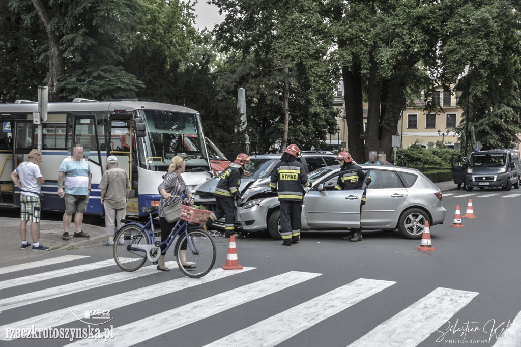 Zderzenie autobusu z dwoma samochodami