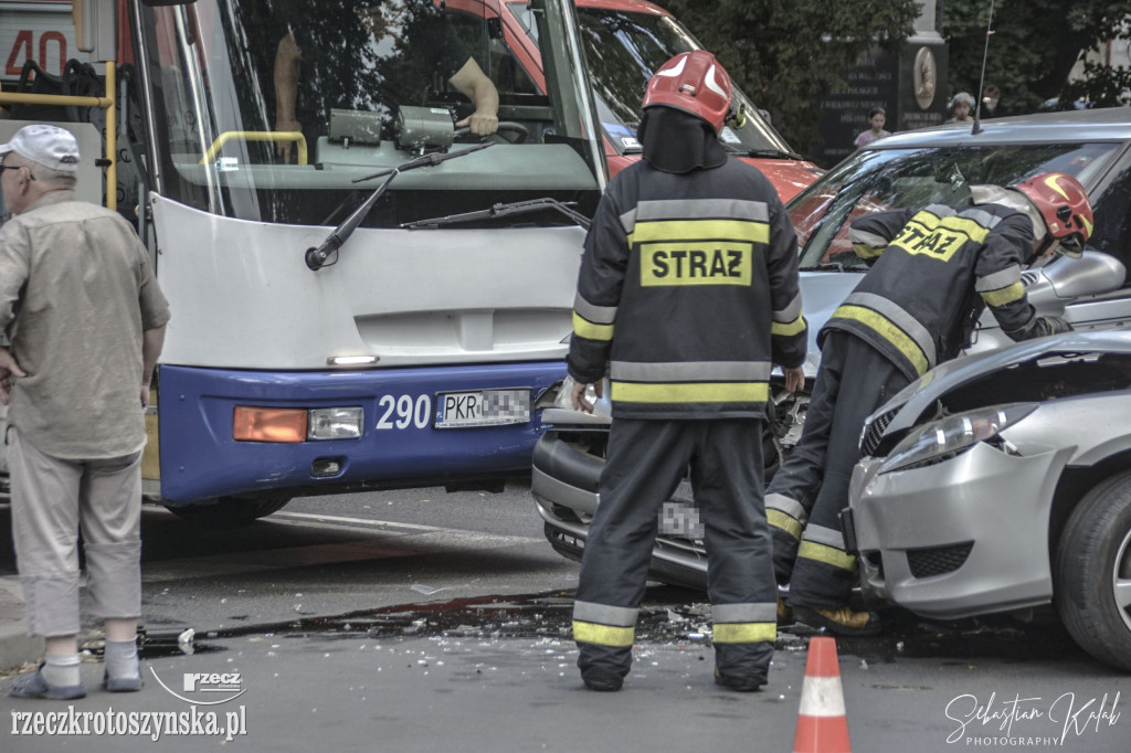 Zderzenie autobusu z dwoma samochodami