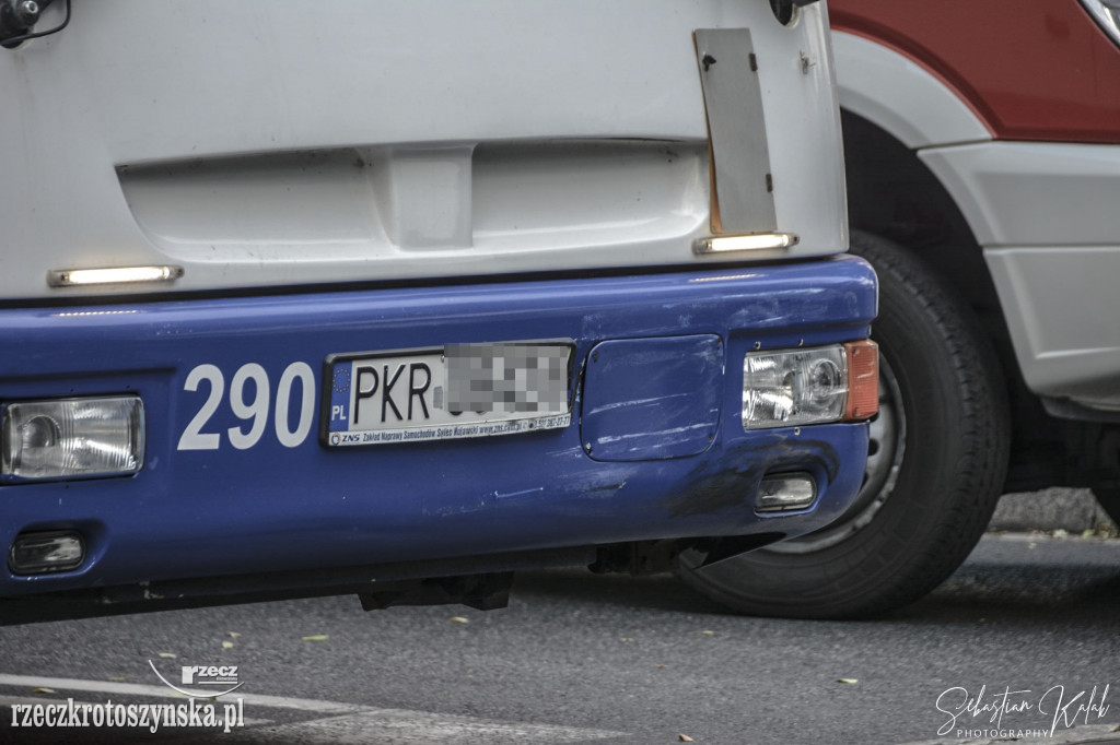 Zderzenie autobusu z dwoma samochodami