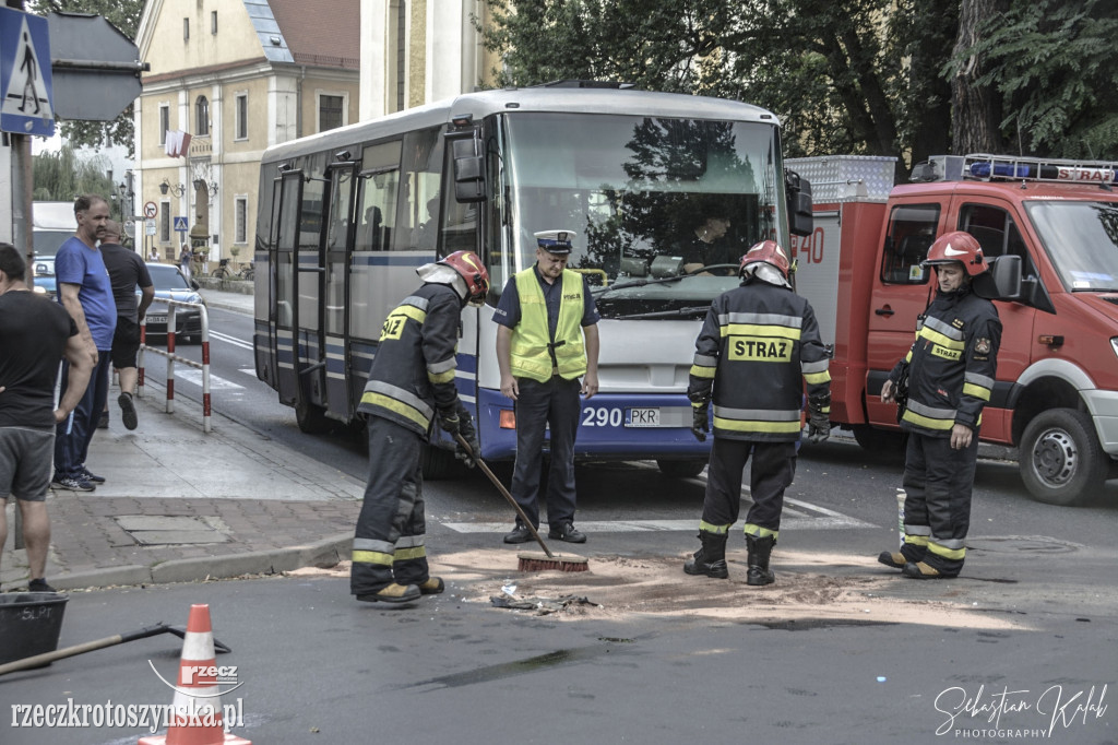 Zderzenie autobusu z dwoma samochodami