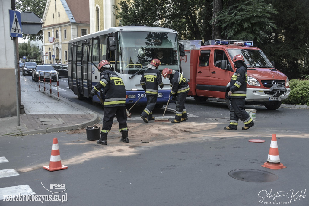 Zderzenie autobusu z dwoma samochodami