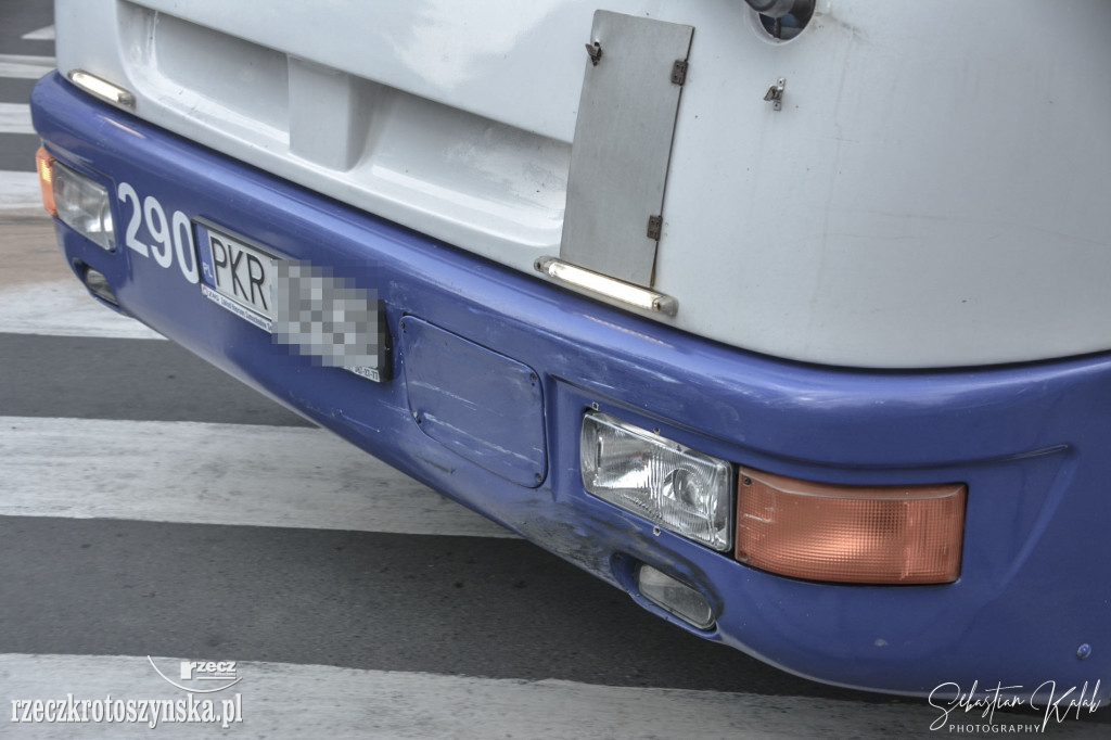 Zderzenie autobusu z dwoma samochodami