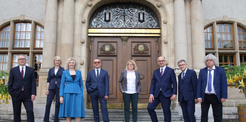 Nowe władze UAM na lata 2020-2024. Pierwszy z lewej dr hab. Rafał Witkowski, w środku rektor prof. dr hab. Bogumiła Kaniewska (polonistka)