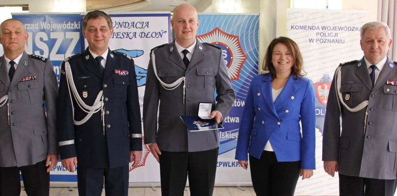 Odznaczyli bohaterskiego policjanta. Uratował życie mężczyźnie 