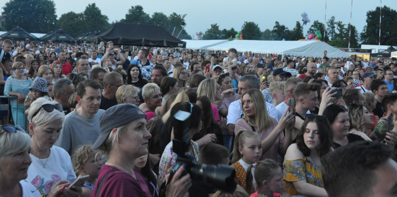 Tłumy na stadionie w Kobylinie w trakcie koncertu Piaska