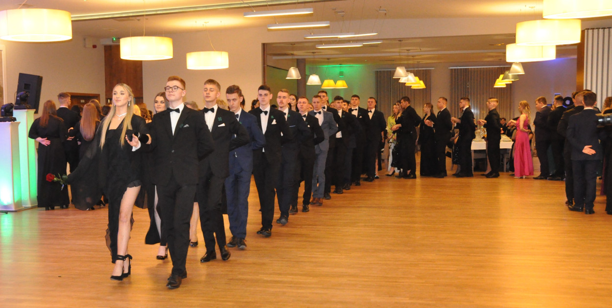 Niezapomniany bal studniówkowy ceramy! (ZDJĘCIA)