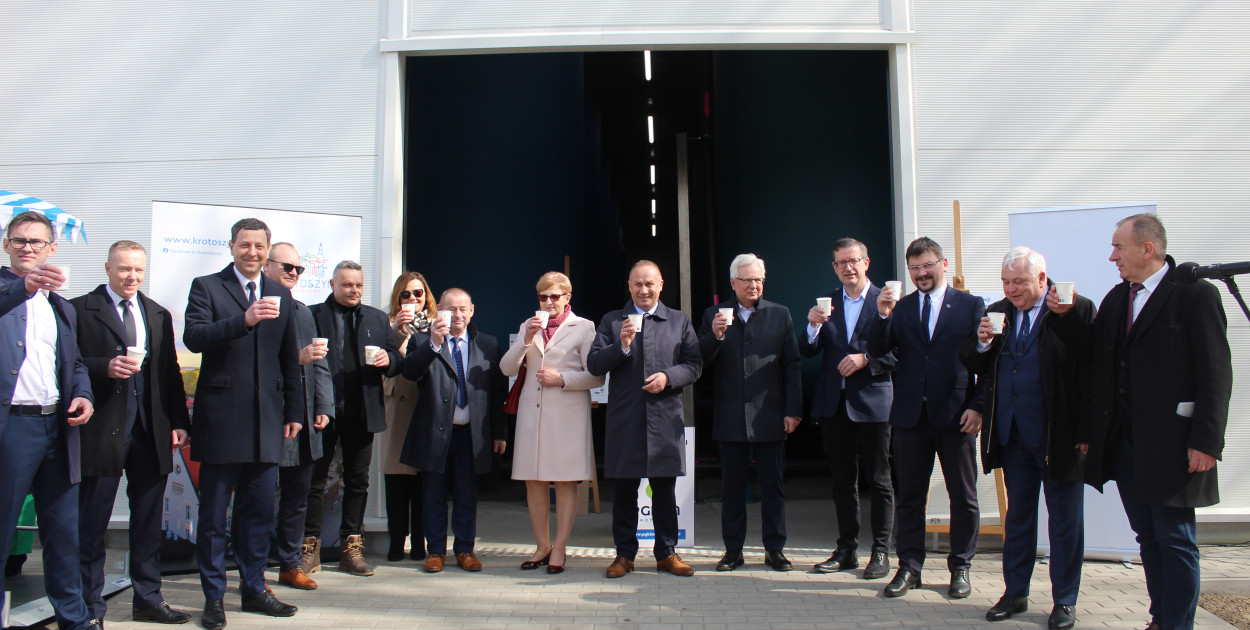 Zamiast wstęgi była woda w kubku z ujęcia w Zdunach