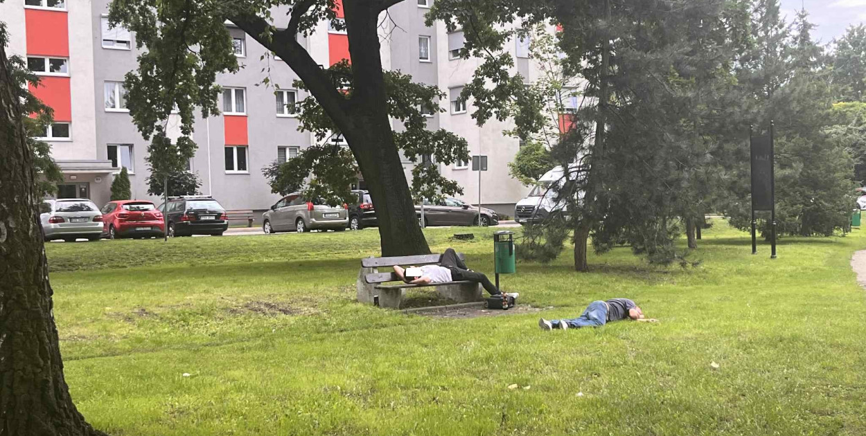 Piątkowe popołudnie. Nietrzeźwi mężczyźni "odpoczywają" w parku koło dworca