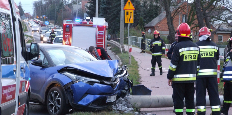 Samochód uderzył w słup energetyczny rzeczkrotoszynska.pl
