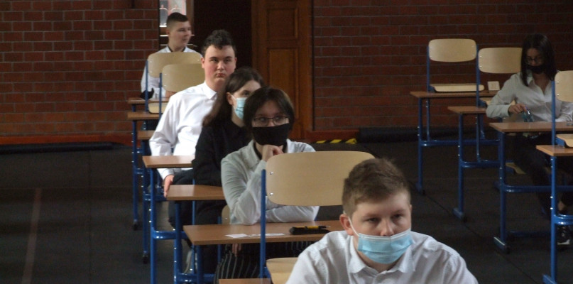 Uczniowie krotoszyńskiej SP 4 na chwilę przed rozpoczęciem egzaminu