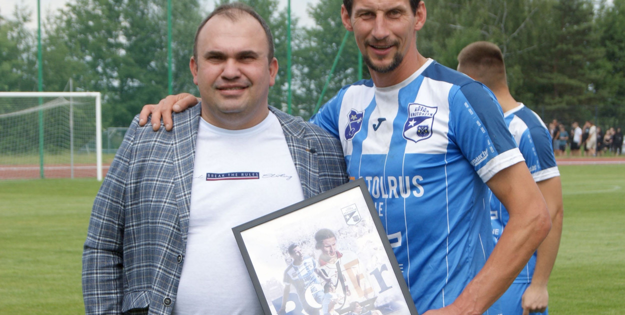 Przed meczem specjalne podziękowanie za grę od prezesa Mariusza Ratajczaka otrzymał Dariusz Reyer