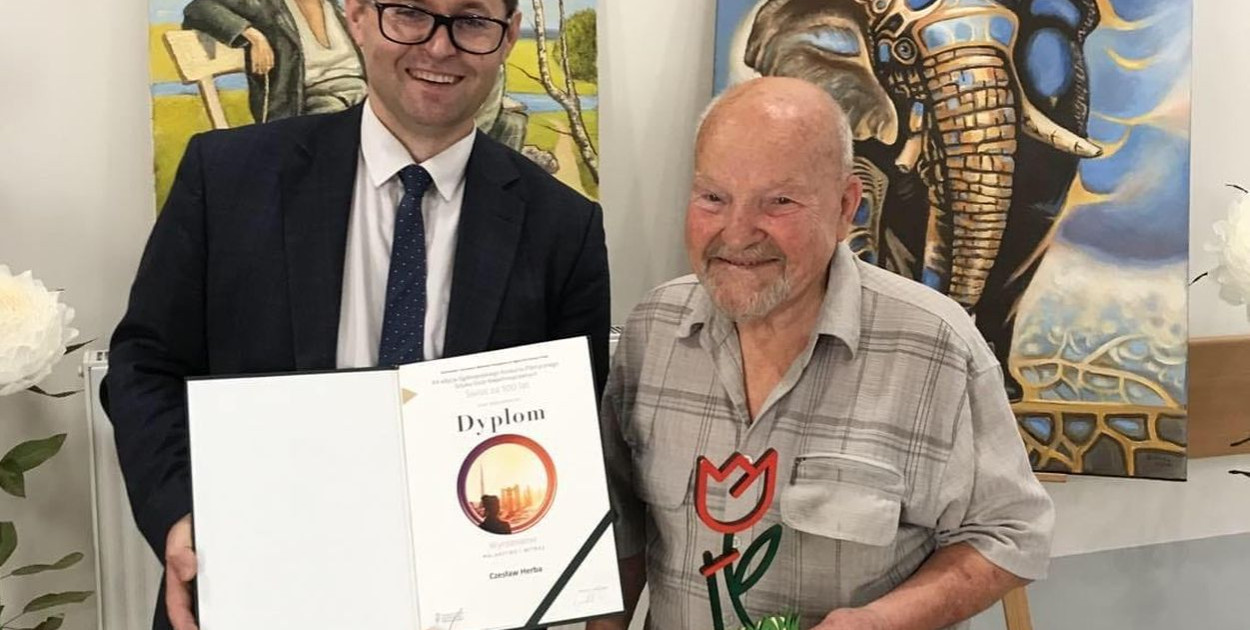 Czesław Herba z kierownikiem DPS-u Krzysztofem Szczotką
