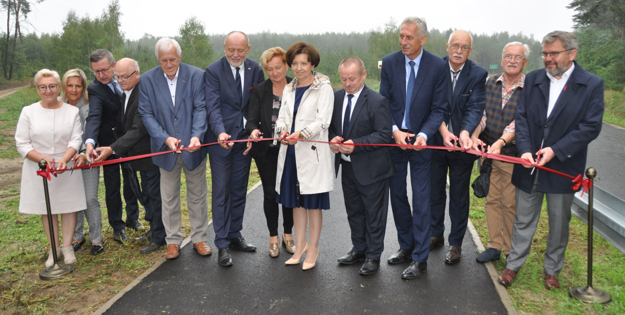 Samorządowcy, posłowie, minister rządu, wykonawca i inwestor podczas przecinania wstęgi