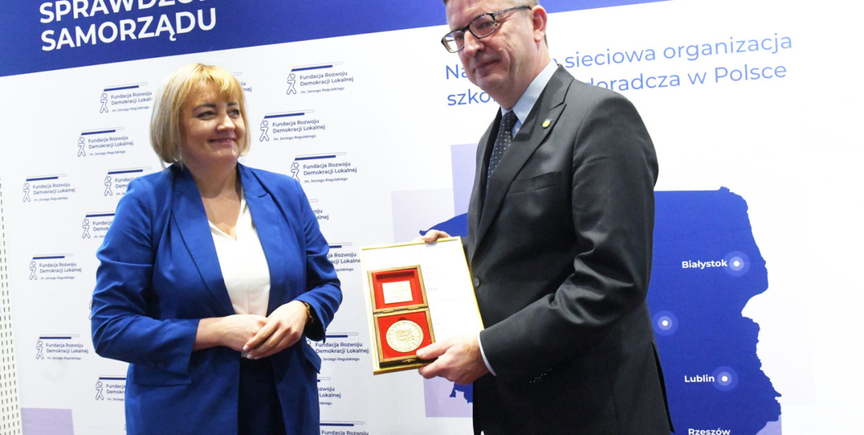 Okolicznościowy medal Lidera Powiatu Krotoszyńskiego i dyplom odebrał burmistrz Zdun Tomasz Chudy