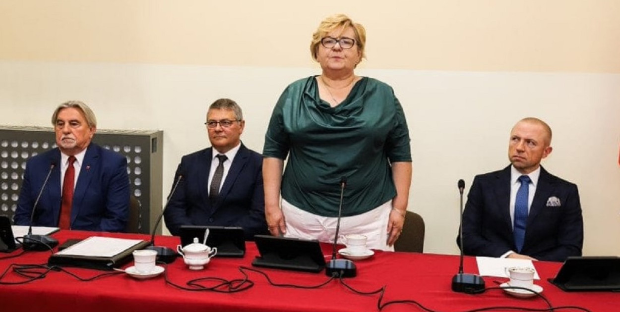 Ślubuje Barbara Gościniak. Pierwszy z lewej przewodniczący Piotr Chlebowski