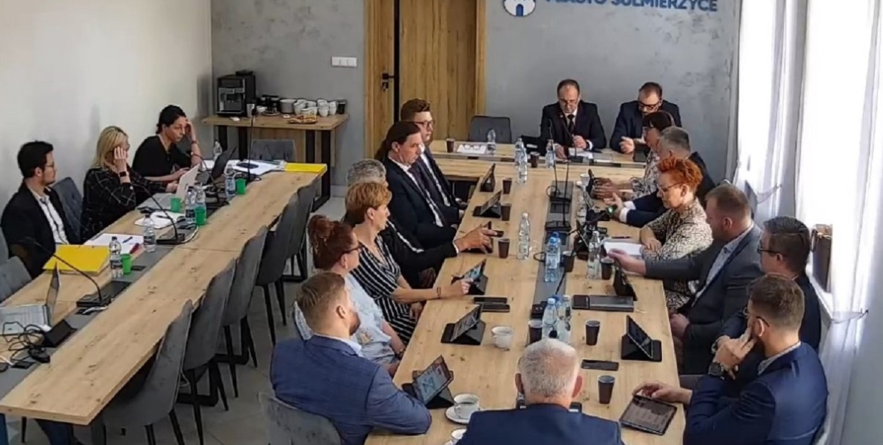 Gdy radni dyskutowali o wysokości wynagrodzenia Dariusza Dębicki ten wyszedł z sali przed rozpoczęciem tego punktu obrad