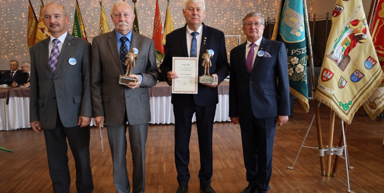 Tadeusz Błaszczyk (drugi z prawej) z prestiżową statuetką 