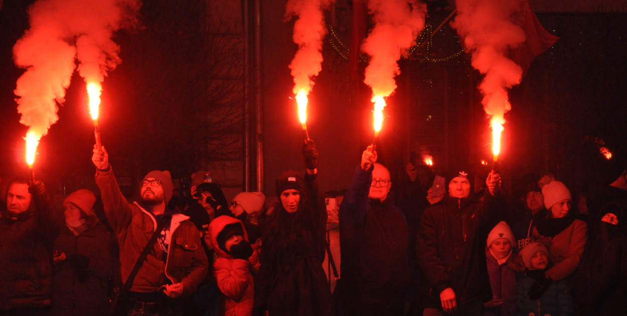 Krotoszyńscy Fanatycy Kolejorza odpalili race na Rynku