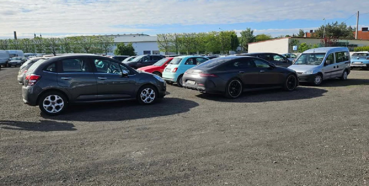 FOT. CZYTELNICZKA - Wszystkie samochody widoczne w środku nie mogły wyjechać z parkingu
