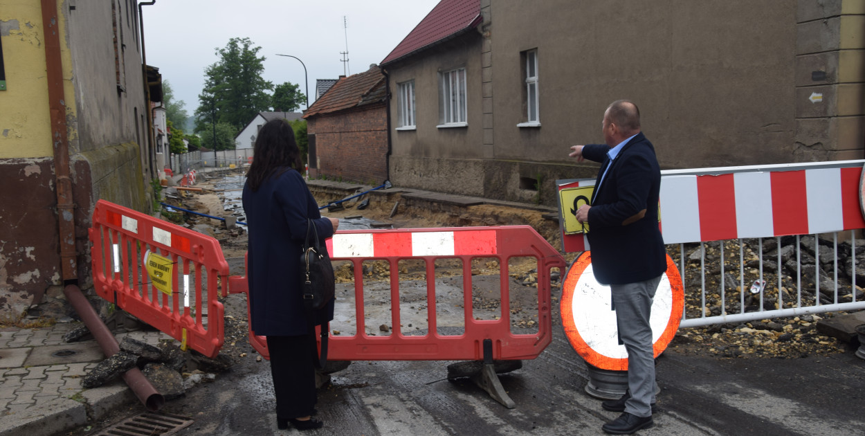 Do Sulmierzyc przyjechała posłanka Lidia Czechak. Na zdjęciu przy feralnej drodze z burmistrzem Dębickim