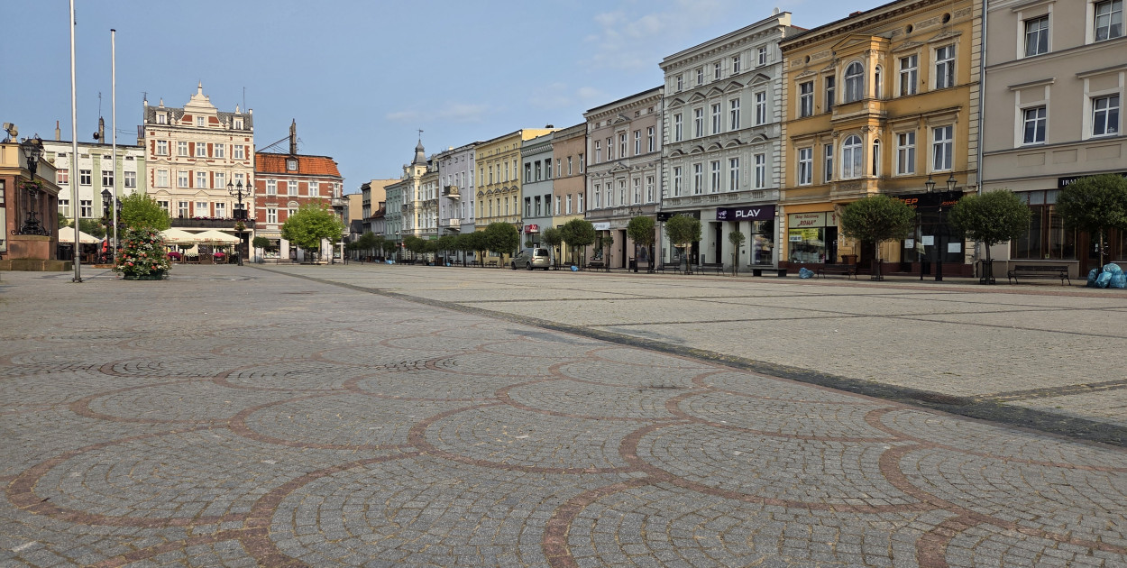 Na północnej części Rynku w Krotoszynie niemal cały plac jest zabetonowany