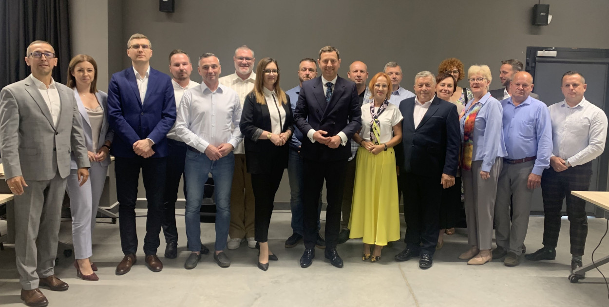 Rada Miejska w Zdunach z burmistrzem po sesji absolutoryjnej