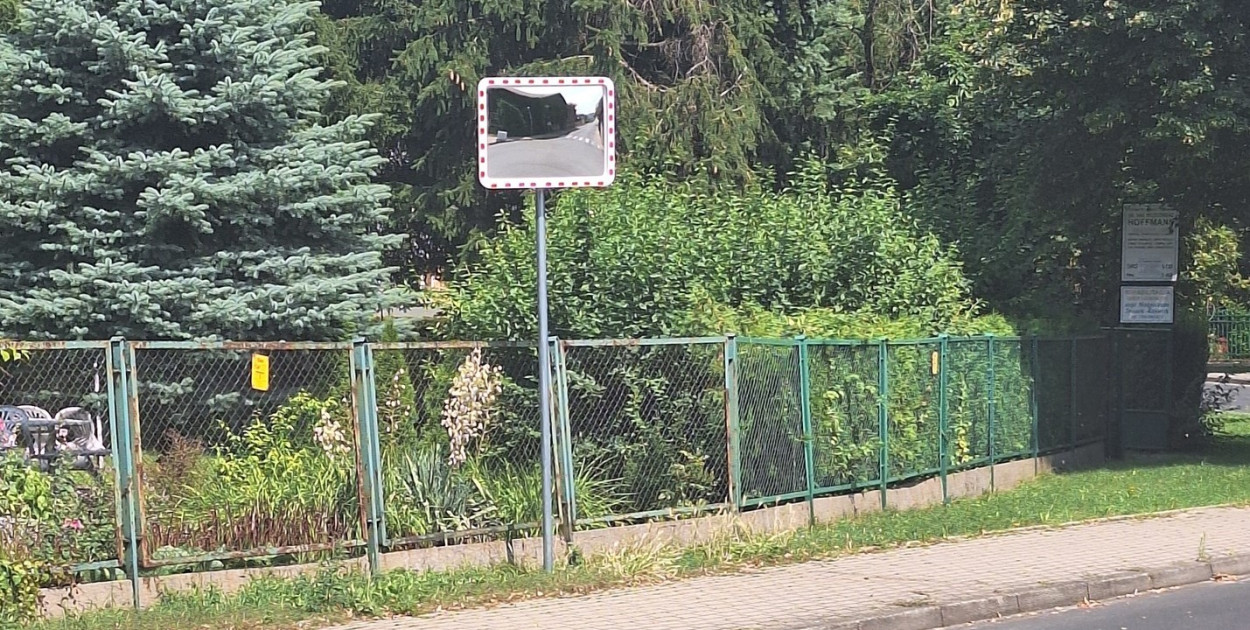 Nowe lustro drogowe na skrzyżowaniu ulic Zamkowej i Strzeleckiej - fot P.OSUCH
