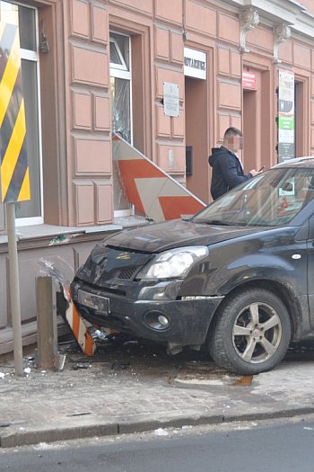 Samochód uderzył w budynek na ul. Sienkiewicza. Znak wybił szybę-726