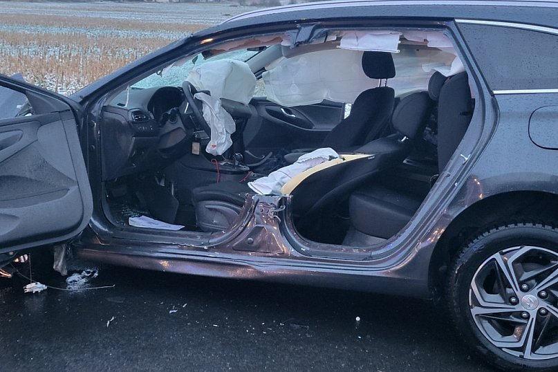 Groźny wypadek w sąsiednim powiecie z udziałem 3 pojazdów