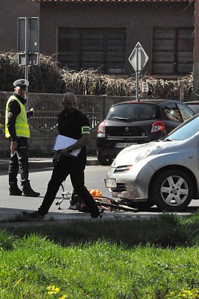 Samochód uderzył w starszą kobietę na rowerze-1332