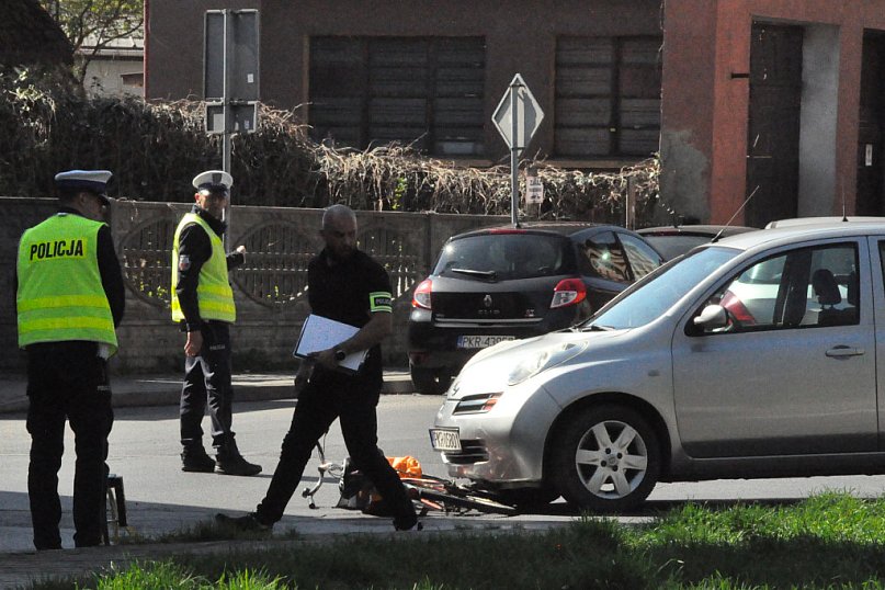 Samochód uderzył w starszą kobietę na rowerze