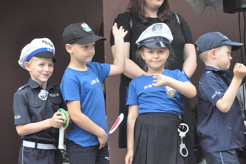 Przedszkolaki jako policjanci i żołnierze