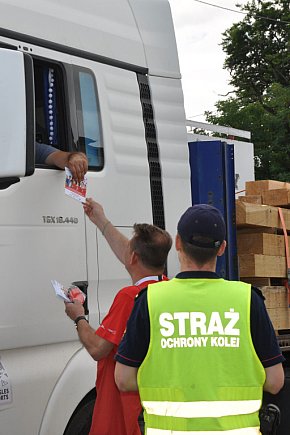 Akcja ulotkowa przy przejeździe kolejowym-1377