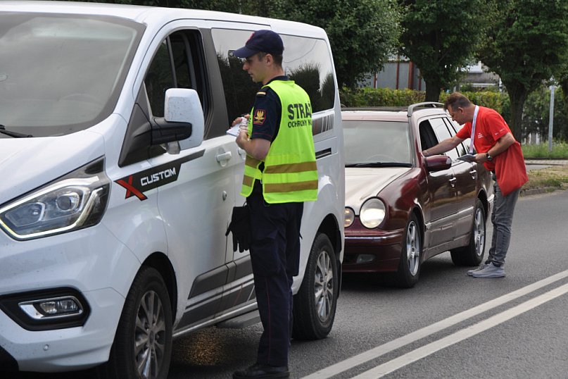 Akcja ulotkowa przy przejeździe kolejowym