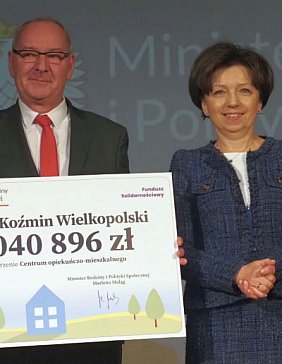 KOŹMIN. Minister Marlena Maląg wręczyła czek burmistrzowi (ZDJĘCIA)-8024