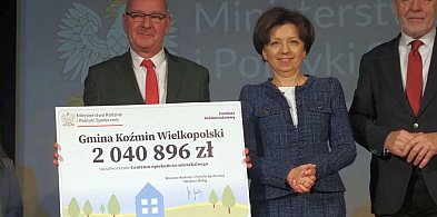 KOŹMIN. Minister Marlena Maląg wręczyła czek burmistrzowi (ZDJĘCIA)-8024