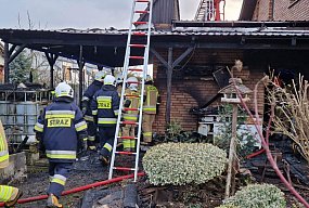 Pożar garażu w Krotoszynie. Strażacy użyli podnośnika -8101