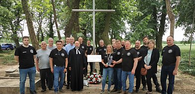 Uroczyste poświęcenie krzyża na cmentarzu między Krotoszynem a Kobylinem (ZDJĘCIA)-12179