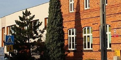 ZDUNY. Ewakuacja szkoły. Uczeń przyniósł granat na lekcje -13703