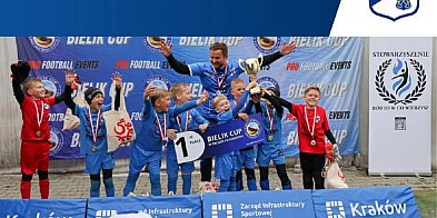 Młoda Asterka podbiła Kraków! Wielki sukces piłkarskich żaków-16247
