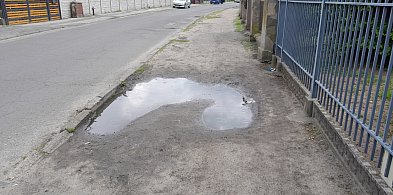 Ulica Benicka zatopiona? Kałuże zalewają pobocze i drogę-16354
