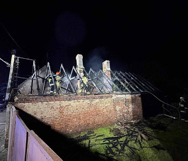 Pożar drugi raz w tym samym miejscu. Tym razem spalił się dach domu-16365