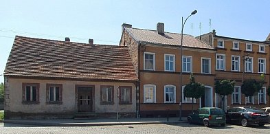 KOBYLIN. Wyburzą dom na Rynku. Później poszerzą wjazd-16384