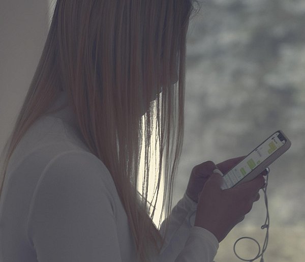 Odgórny zakaz telefonów w szkołach? MEN zdradza plany zmian-16467
