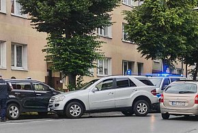 Kierowca mercedesa walnął w zaparkowane auto-16655