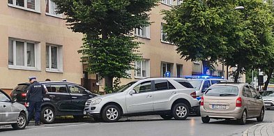 Kierowca mercedesa walnął w zaparkowane auto-16655
