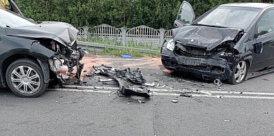 Czołowe zderzenie w Lutogniewie.Dwie kobiety kierujące autami są w szpitalu-16708